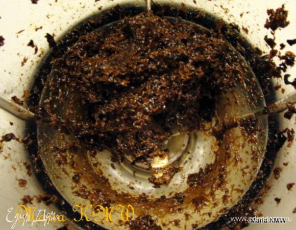 Режем чернослив на средние кусочки и отправляем в блендер. Измельчаем в однородную массу, но не в пюре. 