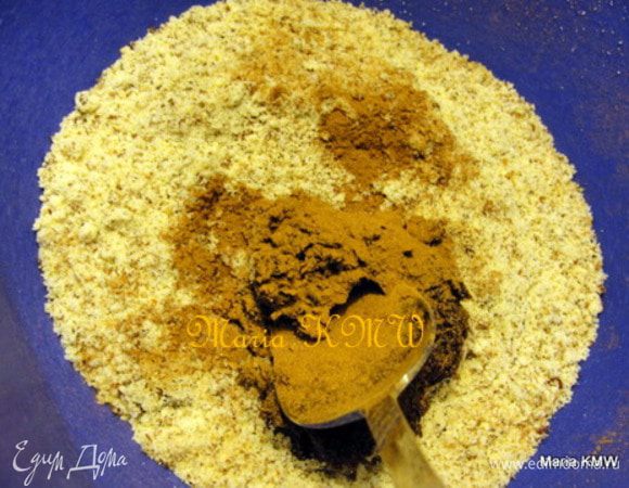 В мисочке смешиваем молотый миндаль, корицу и готовую массу из чернослива. Можно добавить пару капелек воды, если масса слишком сухая. Перемешиваем руками.