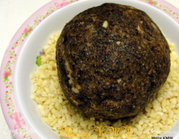 Формируем как тесто. И из него делаем маленькие шарики, примерно с грецкий орех. Обваливаем в рубленом миндале, тщательно прижимая орешки в ладошке.