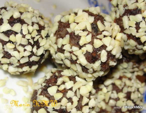 Вот такие у меня и у дочки получились на отлично, прекрасное занятие для малышей, вместо пластилина лепить из чернослива и съесть можно... :)))