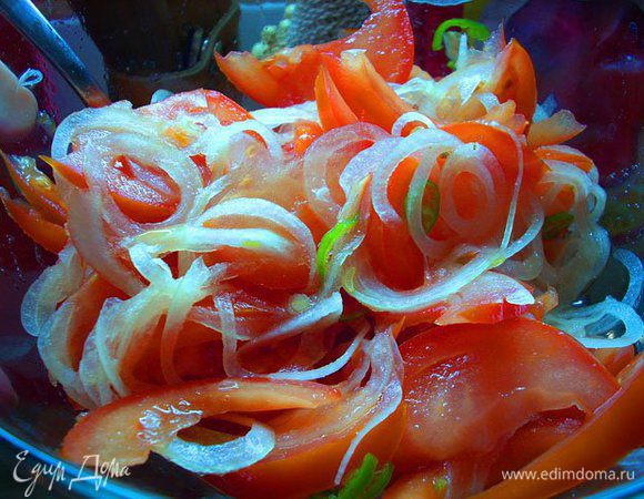 Так же к с пловом очень хорошо сочетается салат из овощей (помидоров, огурцов, лука, зелени т .п. без добавления масла, майонеза, сметаны и т.п.)