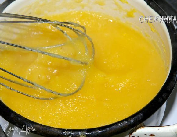 В сотейник или кастрюльку выжать сок с апельсинов, чтобы в итоге получилось 400 мл. сока. Поставить на огонь, довести до кипения. Постепенно всыпать манную крупу, постоянно помешивая. Сварить до готовности, у меня ушло около 2 минут. Поставить охлаждаться.