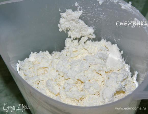 Творог протереть через сито.