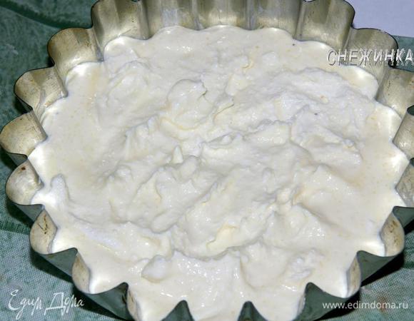 Небольшую форму или сковороду смазать сливочным маслом. Выложить творожную массу.