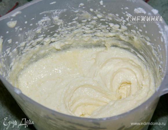 Добавить 2 желтка и сахар, перемешать. Я взбила миксером для большей воздушности.