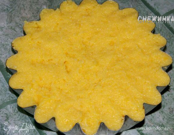 Апельсиновую манную кашу смешать тщательно с оставшимися 2 желтками. Выложить поверх творожной массы в форму. Разровнять. Отправить в разогретую до 190С духовку на 25-30 минут. Время запекания зависит от толщины творожного слоя, у меня всё поместилось в одну форму, можно было взять две такие формы, тогда слой был бы меньше и запекать надо было бы меньше времени.