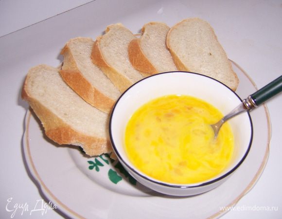 Выполнить нарезку хлеба на ломтики.
Два яйца взбить в небольшой посудине.