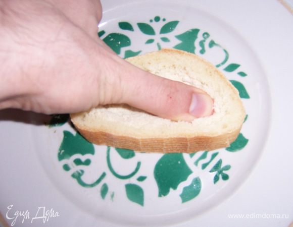Важный шаг.
Осуществить выдавливание большим пальцем руки мякиша в ломтиках хлеба для придания ему вогнутой формы.