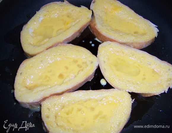 Поставить на плиту сковородку, налить растительное масло. 
Поджарить гренки на сковороде до образования корочки, затем перевернуть для поджаривания части с яйцом.
Подавать с банкой сгущенки.