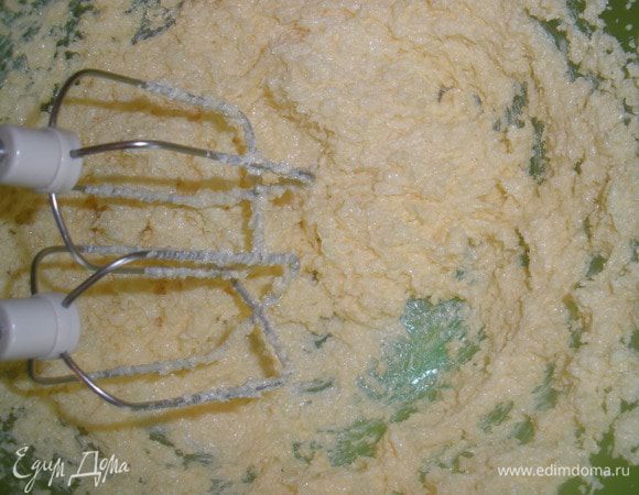 Мягкое масло и сахар взбить миксером до бела. Добавить ванилин и ром. 