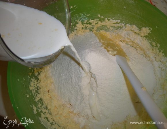 Влить молоко. 