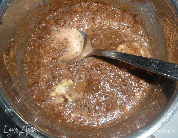Приготовить глазурь: смешать все ингредиенты, довести до кипения, при этом интенсивно помешивая. Немного остудить. 