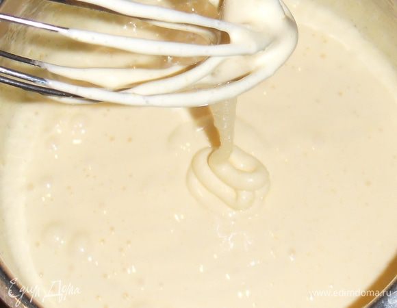 Молоко нагреть, добавить к нему кофе. Желтки взбить с сахаром до белизны...