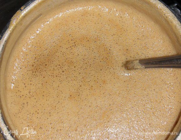 Сливки взбить.Тонкой струйкой добавить молоко к желткам, затем сливки. Поставить в морозилку и помешивать каждые 40мин.