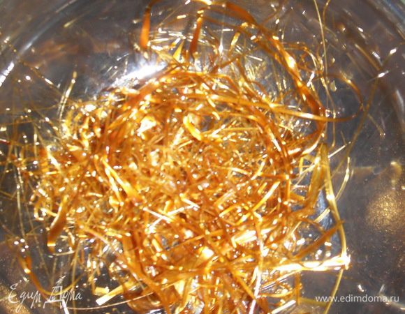 Дать остыть, когда карамель минут через пять начнет густеть, начать помешавать вилкой. Нужно добиться такой консистенции, чтобы ниточка карамели тянулась за вилкой и застывала в воздухе. Дальше можно уверенно чувствовать себя девушкой из старой немецкой сказки, которой надо было прясти из соломы золото))) в общем, полет фантазии не ограничен. Я укладывала кольцами, часть поломала в стружку и добавила в мороженое...