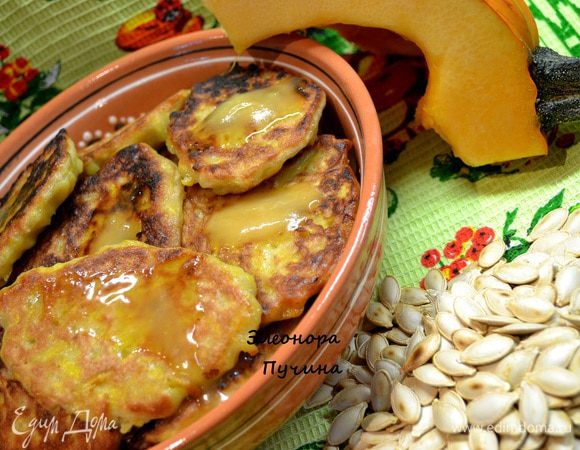 Тыкву натереть на тёрке,добавить ингредиенты,перемешать и выпекать на сковородке с 2х сторон(по столовой ложке на оладушек).