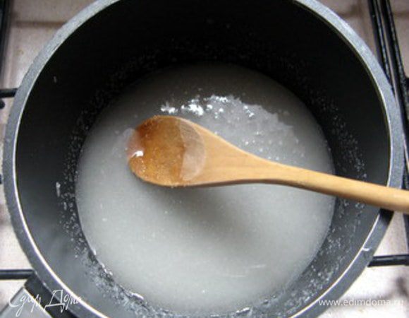 Приготовить итальянскую меренгу. Для этого в сотейнике с толстым дном растворить сахар в 50 мл воды. Варить до образования сиропа на среднем огне. По правилам, температура сиропа должна достичь 110- 120° и, если у вас есть термометр, используйте его. Если нет термоментра, опустите  деревянную палочку в сироп. Если образуется пузырёк, сироп достиг необходимой температуры. 

