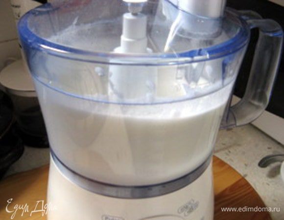 Пока варится сироп, взбить белки со щепоткой соли. Это удобнее делать в комбайне.