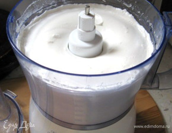 Вливать тонкой струйкой готовый сироп через фильтр в крышке комбайна во взбитые белки и продолжать взбивать до полного охлаждения белковой массы, минут 15.