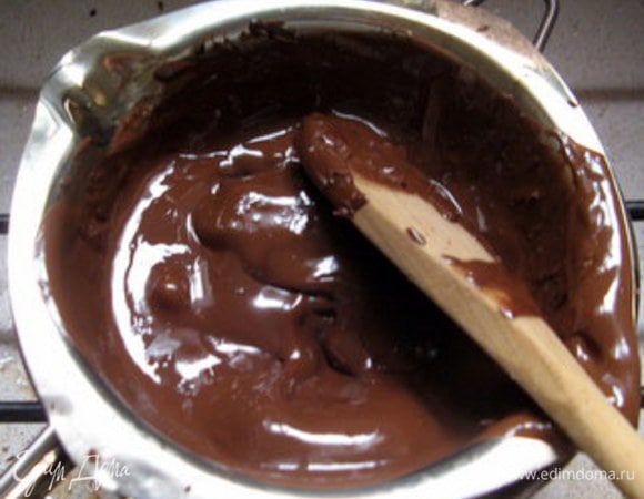 Растопить шоколад на водяной бане.