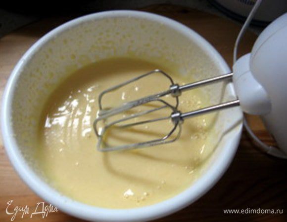 Приготовить заварной крем так, как указано на упаковке. В моём случае нужно взбить содержимое пакетика с 300 мл молока.

