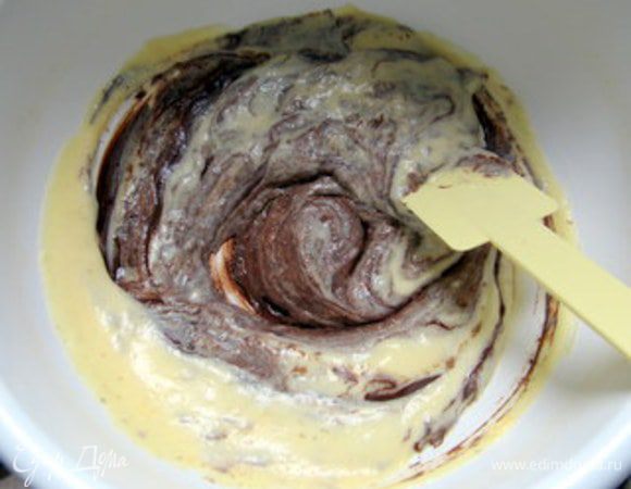 Смешать заварной крем с остывшим шоколадом. Добавить ликёр по вкусу. Я использовала Bailey’s