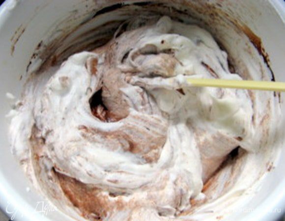Добавить взбитые сливки. Хорошо перемешать.

