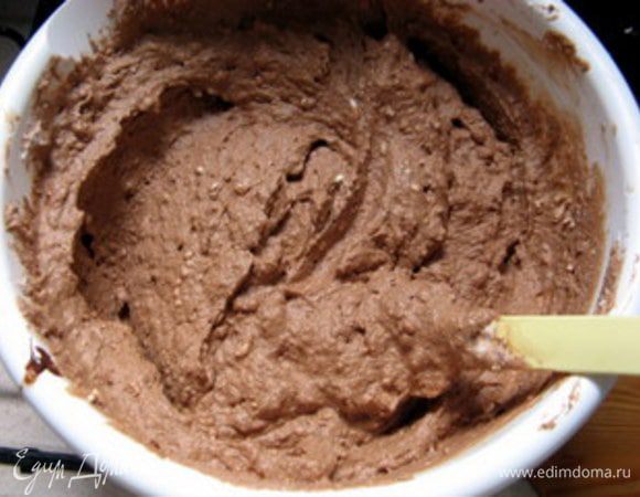 И в самом конце добавить итальянскую меренгу. Тщательно вымесить движениями снизу вверх.