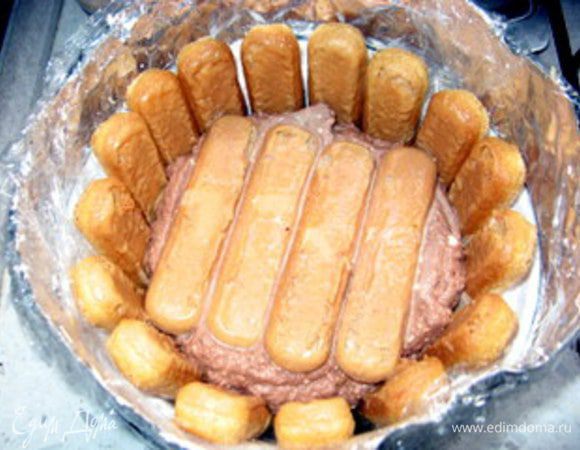 Теперь выложить в форму на печенье половину массы-суфле.Сделать ещё слой печенья.