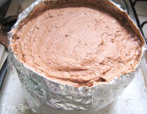 И заполнить форму до краёв фольги оставшимся суфле.Поставить в морозильную камеру минимум на 8 часов. 

