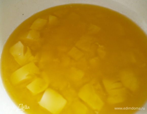 Масло нарезать кубиками и слегка растопить на водяной бане.