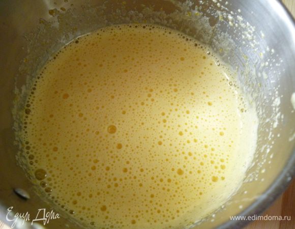 Отделить белки от желтков.Желтки взбить с сахаром .