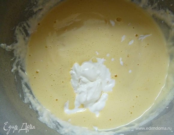 Добавить растительное масло,сметану,опять перемешать.