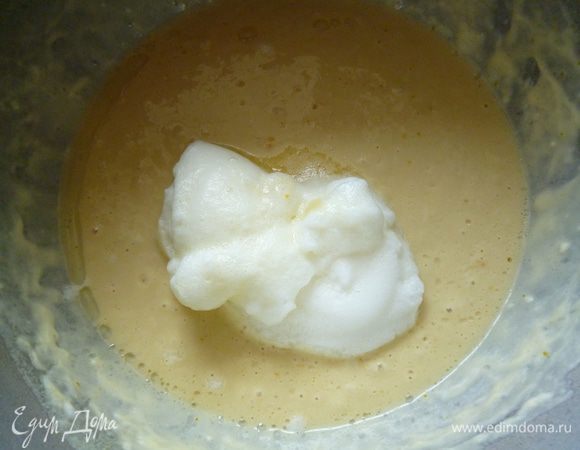 Добавить взбитые белки и аккуратно вмешать их в тесто.