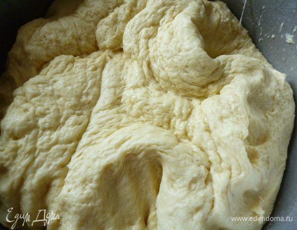 Тесто слегка обминаем с боков.