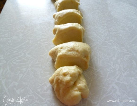 Начинаем разделку теста для ватрушек.Стол слегка подпылить мукой.Хотя для хорошего качественного теста мука в принципе не нужна,оно и так не липнет.Берем кусок теста,скатываем колбаску и нарезаем на кусочки величиной с яйцо средней величины.