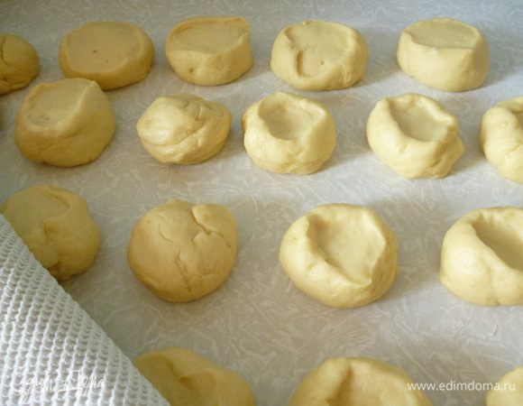 Я разделываю сразу все тесто на вот такие порции.Накрываю полотенцем.
