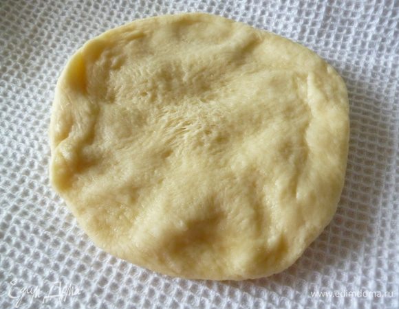 Берем одну часть теста и руками формуем из него лепешку толщиной около 1см. Вообще дрожжевое тесто не рекомендуется раскатывать скалкой,т.к.оно из-за этого утрачивает свою воздушность и поэтому мелкие изделия лучше формовать руками.