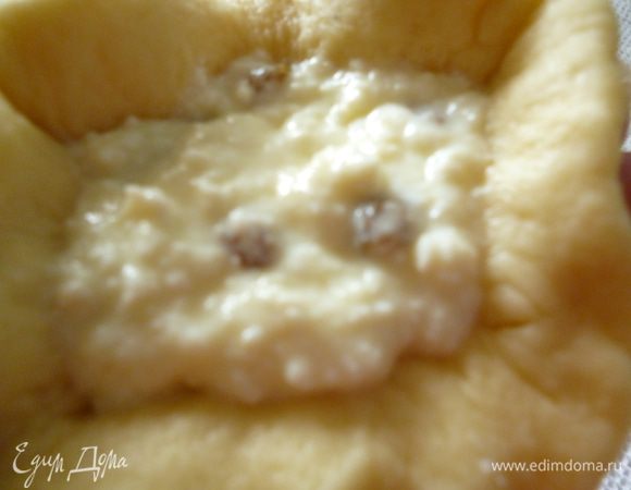 Затем я беру лепешку в ладонь,слегка сжимаю и ложкой накладываю начинку(извините за фото,очень не удобно снимать одной рукой).