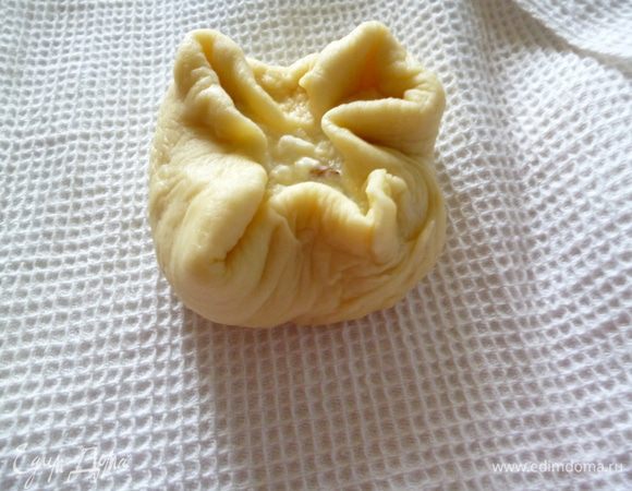 Теперь есть два варианта лепки:можно собрать края лепешки к центру.Снимала на полотенце,так лучше видно.