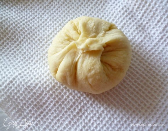 И затем подтянуть концы пирожка к центру.