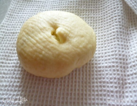 Переворачиваем швом вниз и получается вот такой шарик.Ножницами делаем в центре небольшой надрез.