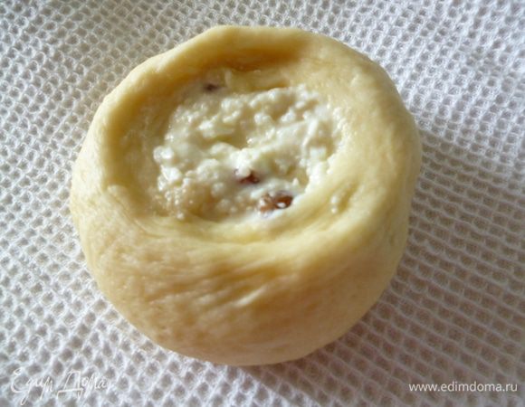 И руками аккуратно делаем круглое отверстие.Сформованные таким образом ватрушки после выпечки получаются не сухими и творог не расползается.