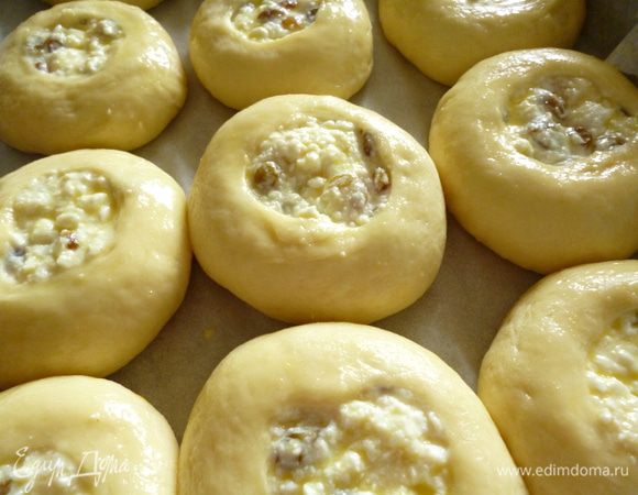 Выкладываем ватрушки на противень на небольшом расстоянии друг от друга,накрываем полотенцем и даем им подняться в течении 20-25минут.Смазываем взбитым яйцом и выпекаем при 170градусах до румяной корочки(15-20минут).Готовые ватрушки достать из духовки,накрыть полотенцем и дать отдохнуть минут 10-15.Вот и все,угощайтесь и угощайте своих родных и друзей,приятного вам аппетита!