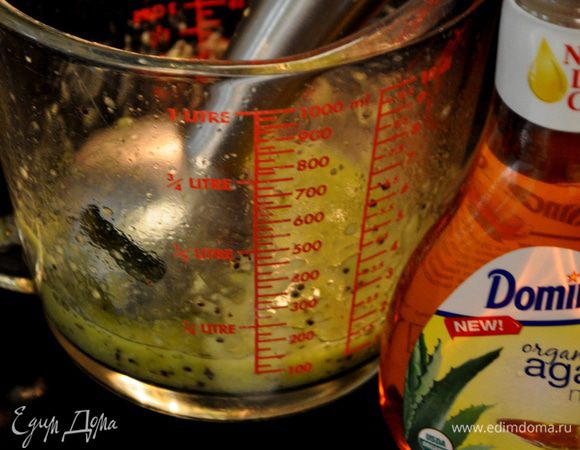 В фуд.процессоре пюрировать киви,добавить нектар агава или мед,перемешать.В шейкер положить мятные листья,лед,ром и киви пюре.Взболтать и выложить в бокалы,добавив льда.