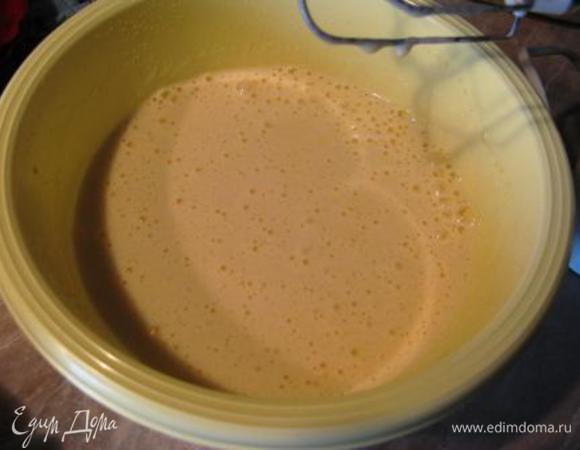 Печем бисквит. Взбиваем яйца с сахаром и щепоткой соли в крепкую светлую пену.