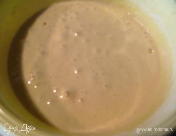 Насыпаем в стакан 2 ст.л. крахмала, далее - муку до полного стакана. Всеиваем в яично-сахарную смесь. Несколько оборотов миксером или деревянной ложкой до соединения ингредиентов. 