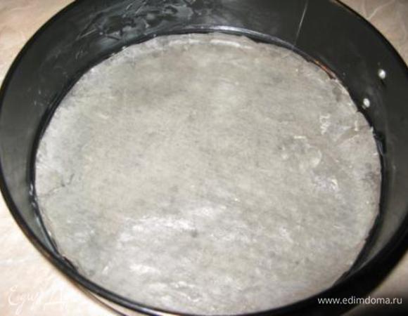 В смазанную маслом и простеленную бумагой для выпечки форму выливаем тесто. Моя форма 22 см и торт получился недостаточно высоким. Берите не больше 20. Духовка 180 40 мин - до сухой зубочистки.