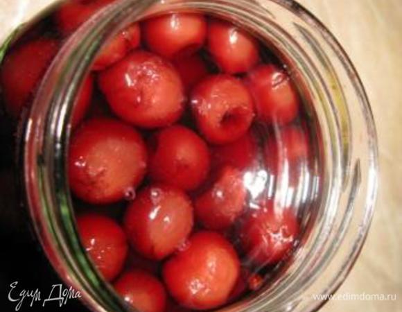 Пока печется бисквит заливаем вишню коньяком. Я это делаю на 1-2 часа. Однажды залила на сутки - муж сказал, что вишня просто алкоголичка получилась. Все-таки торт нежный и хочется поделикатнее.