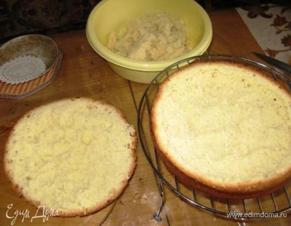 Срезаем у нашего бисквита верх. Достаем мякиш. Получается корзиночка с крышечкой.